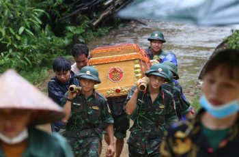 Tang thương Làng Nủ sau lũ quét: Xót xa cảnh bộ đội đưa dãy quan tài lên núi