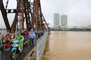 Hà Nội lại sắp mưa dông lớn, nước sông Hồng cứ 1 tiếng dâng cao 10cm