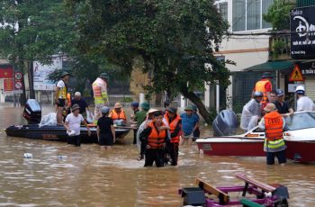 Phó trưởng Công an phường ngã quỵ khi nghe tin mất cả mẹ, cả em trai khi đang đi chống lũ