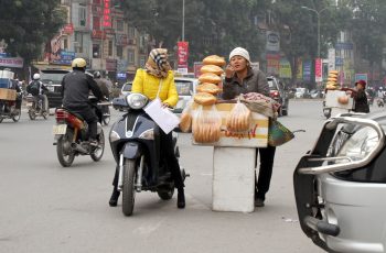 Từ nay trở đi: Người điều khiển xe máy dừng, đỗ xe trên vỉa hè để mua hàng bị phạt rất nặng, đừng ai dại mà vi phạm… – News