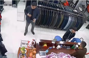 Cậu b.é đi xin việc để mua quà s.inh nhật cho em và hành động của chủ shop