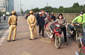 ‘Dắt xe máy không phải điều khiển phương tiện giao thông’, dắt xe máy không vi phạm nồng độ cồn | GMT